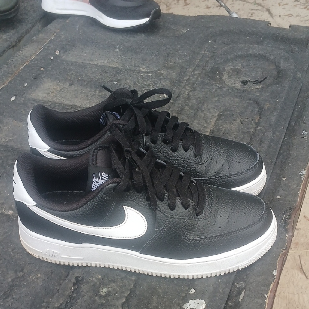 Nike Men's Black and White Air Sneakers